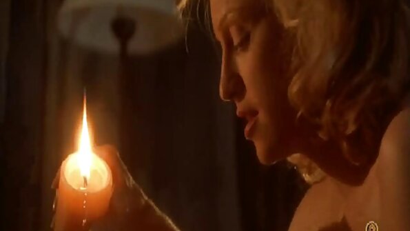 Pikajalgsed tibid satuvad tüübi juurde. Pornovideo koos Brandi Love'i, Katy Kissiga