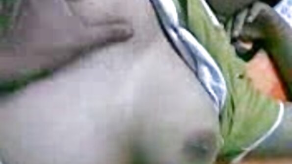 Kaks pornostaari torkavad laual tibu tagumikku.