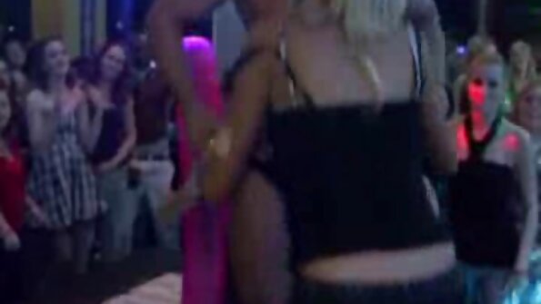 Kissa Sins imeb oma armastatud abikaasa riista lähivõtte orgasmi saavutamiseks.
