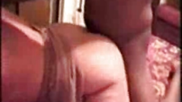 Armastavad lesbiõpilased satuvad voodisse 69. positsioonil