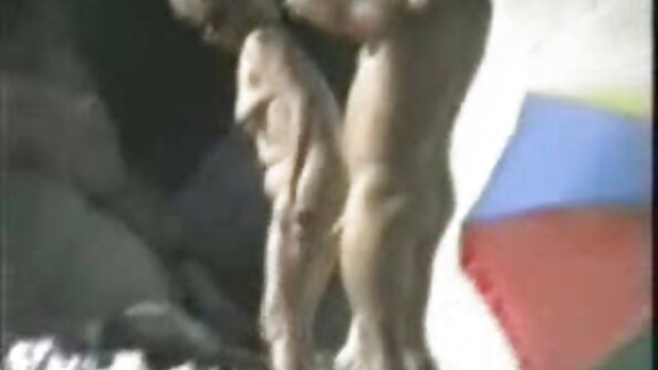 BDSM-i gängbangi ajal satuvad poisid naise kiisu ja kõrvadesse.