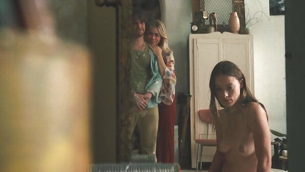 Kaks suurte rindadega lesbit lakuvad ettevaatlikult teineteise nibusid.