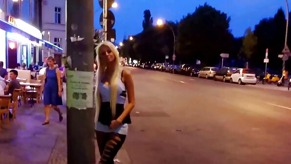 Lahe seks valges lumivalges ja ingel.