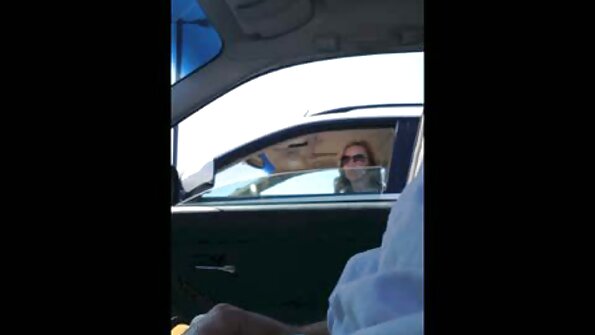 Blond emane on perses sügaval suus ja cums tema nägu mahlane.