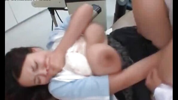 Richelle Ryan pani kutti kiisu lakkuma ja ennast ühiseks keppima.