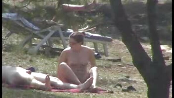 Suurte rindadega Baba seksib mehega telgis.