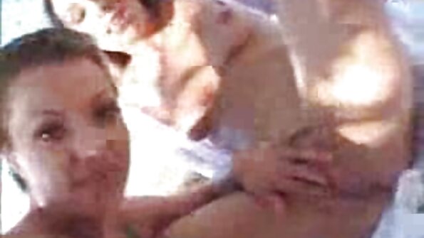 Graatsiline brünett armastab seksi 69 asendis ja cums on kukk.